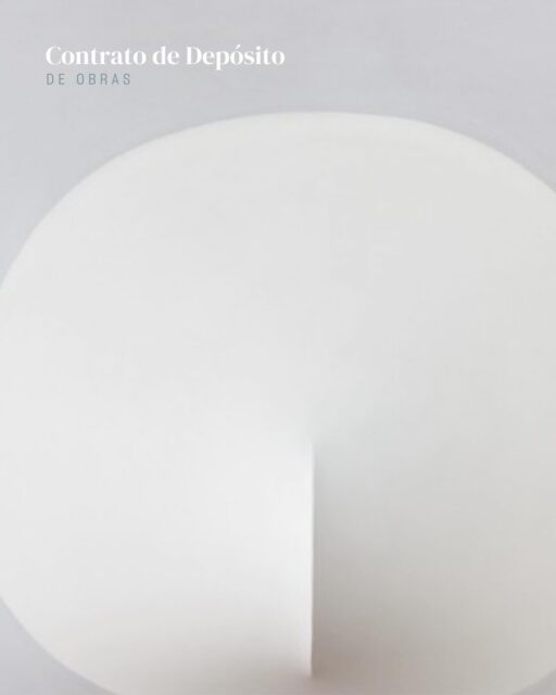 ¿Sabías que cuando dejas una obra en una galería, museo o incluso en manos de un tercero, lo recomendable es firmar un contrato de depósito?

En el mundo del arte, este documento es clave porque:
- Protege al artista o al propietario de la obra.
- Define las condiciones de custodia, conservación y devolución.
- Establece responsabilidades frente a daños, pérdidas o robos.
- Deja claro el tiempo y las circunstancias del depósito.

Un contrato de depósito no es un simple papel: es la garantía de que tu obra estará resguardada en buenas condiciones y con seguridad jurídica.